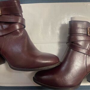 Cloudwalkers Brown Ankle Boots with Sleek Silhouette